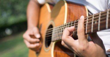 Apprendre à jouer la guitare